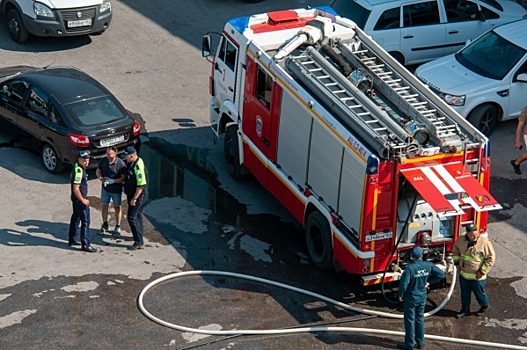 Промзона с нефтью загорелась в Ангарске: с огнем борются девять пожарных бригад