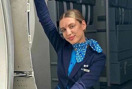 Стюардесса из России сделала фото в самолете и взбудоражила иностранцев