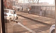 В Волгограде легковой автомобиль въехал в троллейбус на остановке