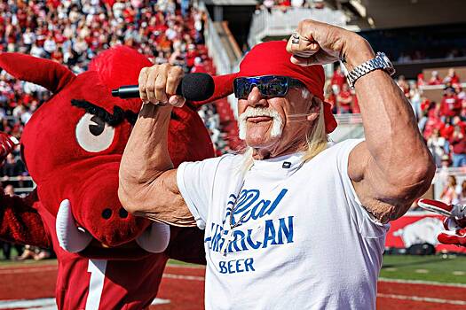 Умер Халк Хоган. Легендарного усатого рестлера в 1990-х обожал весь мир