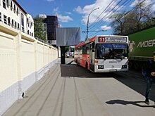 В центре Саратова автобус влетел в грузовик и сбил рекламный щит