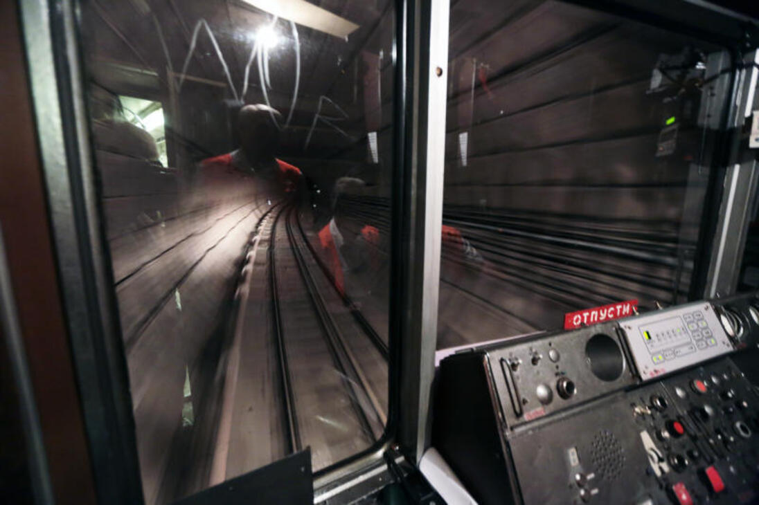 Кабинка метро. Сапсан поезд кабина. Кабинка метро. Кабина машиниста московского метрополитена. Кабинка метро.