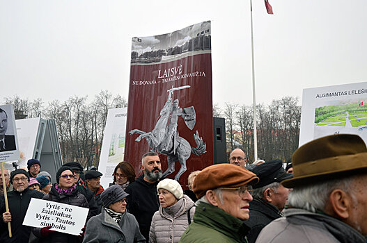 Митинг на площади Лукишкес в поддержку установки памятника "Витис"