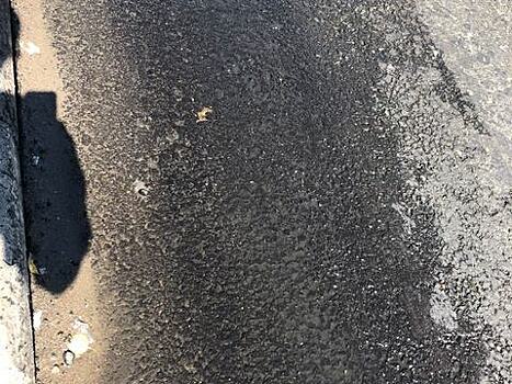 Подрядчик залатал свежую яму на отремонтированной саратовской улице