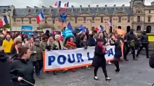 Тысячи человек в Париже выступили против военной помощи Киеву