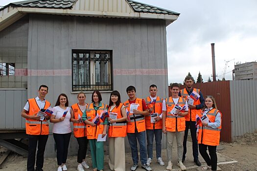 Саратовским водителям напомнили о правилах пересечения железнодорожных переездов и раздали флажки с российским триколором