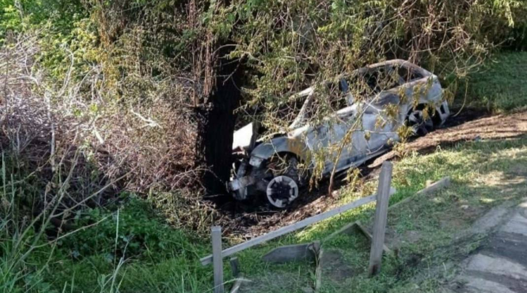 В Саратове водитель погиб в загоревшемя после ДТП автомобиле Lifan