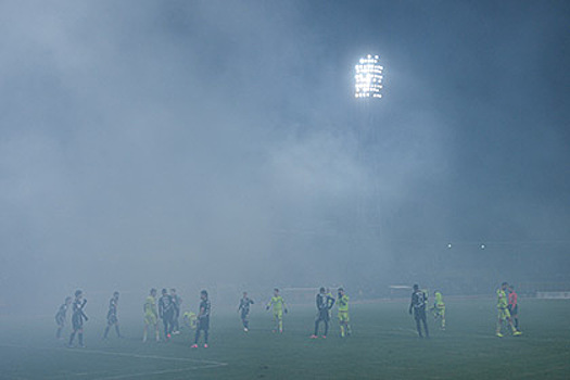 Матч между тульским «Арсеналом» и ЦСКА остановили из-за дыма от файеров