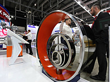 Денис Мантуров осмотрел на «Иннопроме» сверхпрочные трубы и киргизские шубы