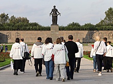 Участники медиатура "Дорогами Победы" возложили цветы на Пискаревском кладбище