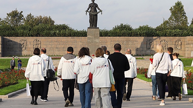 Участники медиатура "Дорогами Победы" возложили цветы на Пискаревском кладбище