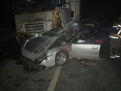 Водитель Subaru врезался в грузовик и погиб в Барабинском районе