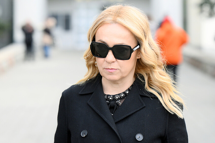 Продюсер Яна Рудковская у Большого траурного зала Троекуровского кладбища в Москве, где проходит церемония прощания с народным артистом России Бедросом Киркоровым, 21 марта 2025 года