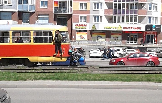 В Екатеринбурге из-за детей-зацеперов в день останавливаются 40 трамваев