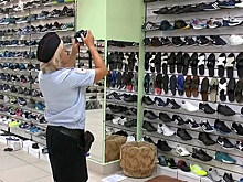 Полки кузбасских магазинов оказались завалены поддельными молоком и обувью