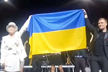 Муж Вайкуле объяснил причину ее выступления с флагом Украины