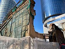 Власти объяснили появление экскаватора у старинного дома в Екатеринбурге