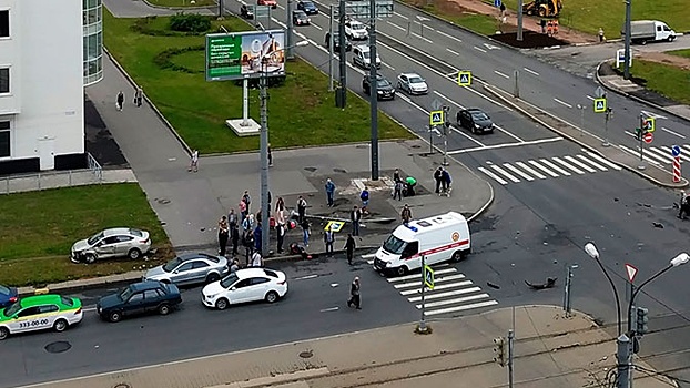 Автомобиль сбил трех пешеходов в Санкт-Петербурге