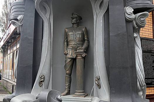 В российском городе облили краской памятник Колчаку