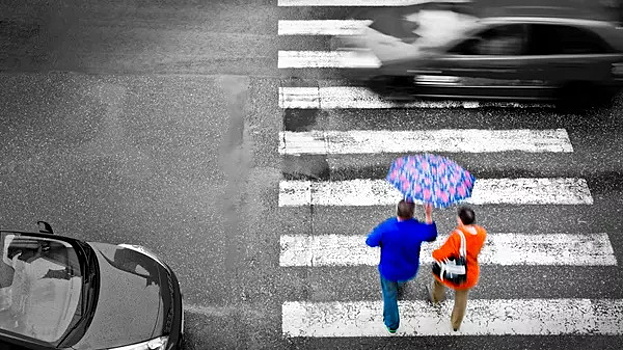 Таблички «Переходите пешком» установили еще на 23 улицах Москвы