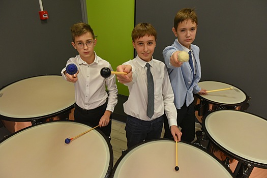 Ученики музыкальной школы имени Бориса Чайковского получили новые инструменты