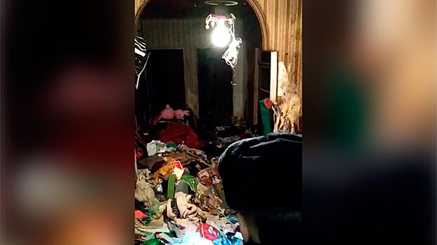 Кадры спасения запертой в горе мусора в московской квартире девочки