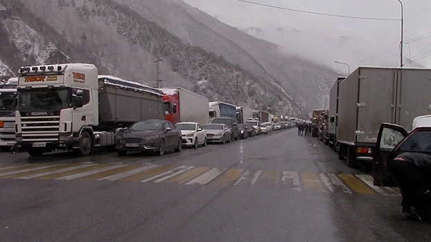 Тысячи автомобилей попали в пробку у КПП Верхний Ларс из-за непогоды