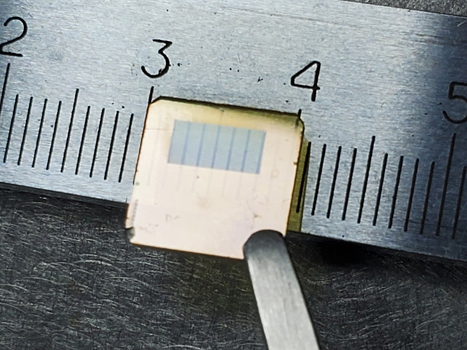 Нанорешетки улучшили прозрачность материала для «умных» окон