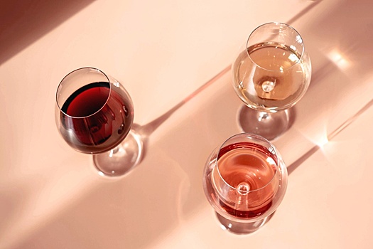 Россияне стали переходить с красного вина на белое и розовое