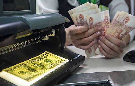 Россияне бросились скупать доллары и евро