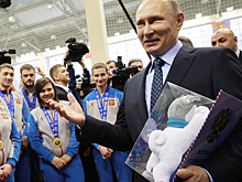 Путину подарили плюшевую лайку