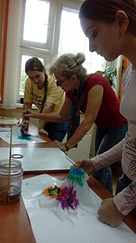 Педагог Ольга Богданова провела мастер-класс росписи по ткани для юных бутовчан