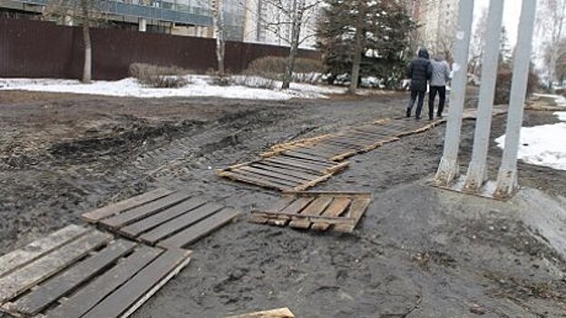 В Пензе пешеходы рискуют здоровьем, балансируя на деревянных поддонах