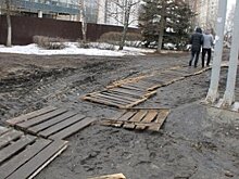 В Пензе пешеходы рискуют здоровьем, балансируя на деревянных поддонах