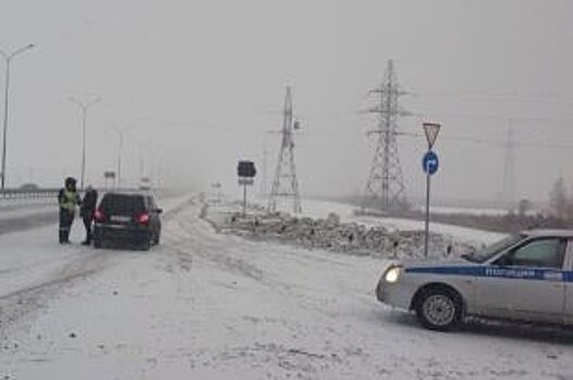 Автомобилистов Петербурга просят воздержаться от дальних поездок
