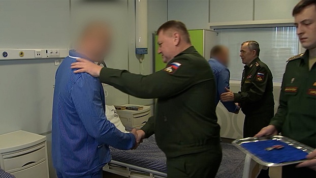 «Безбашенные полосатые»: раненные под Херсоном морпехи получили награды