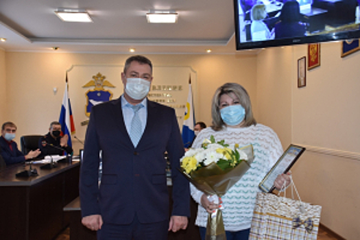 Сегодня начальник УМВД России по Чукотскому автономному округу Александр Смирнов наградил женщину, оказавшую помощь в раскрытии преступления