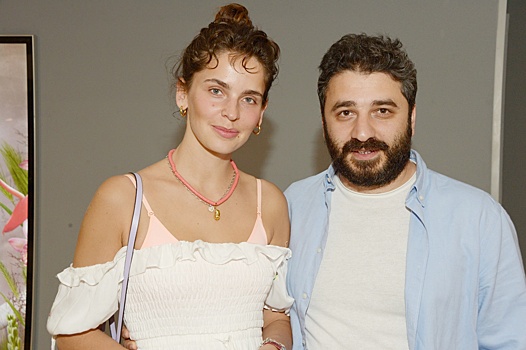 Двухлетняя дочь Андреасяна и Моряк появилась на прогулке с сумкой за 200 тысяч