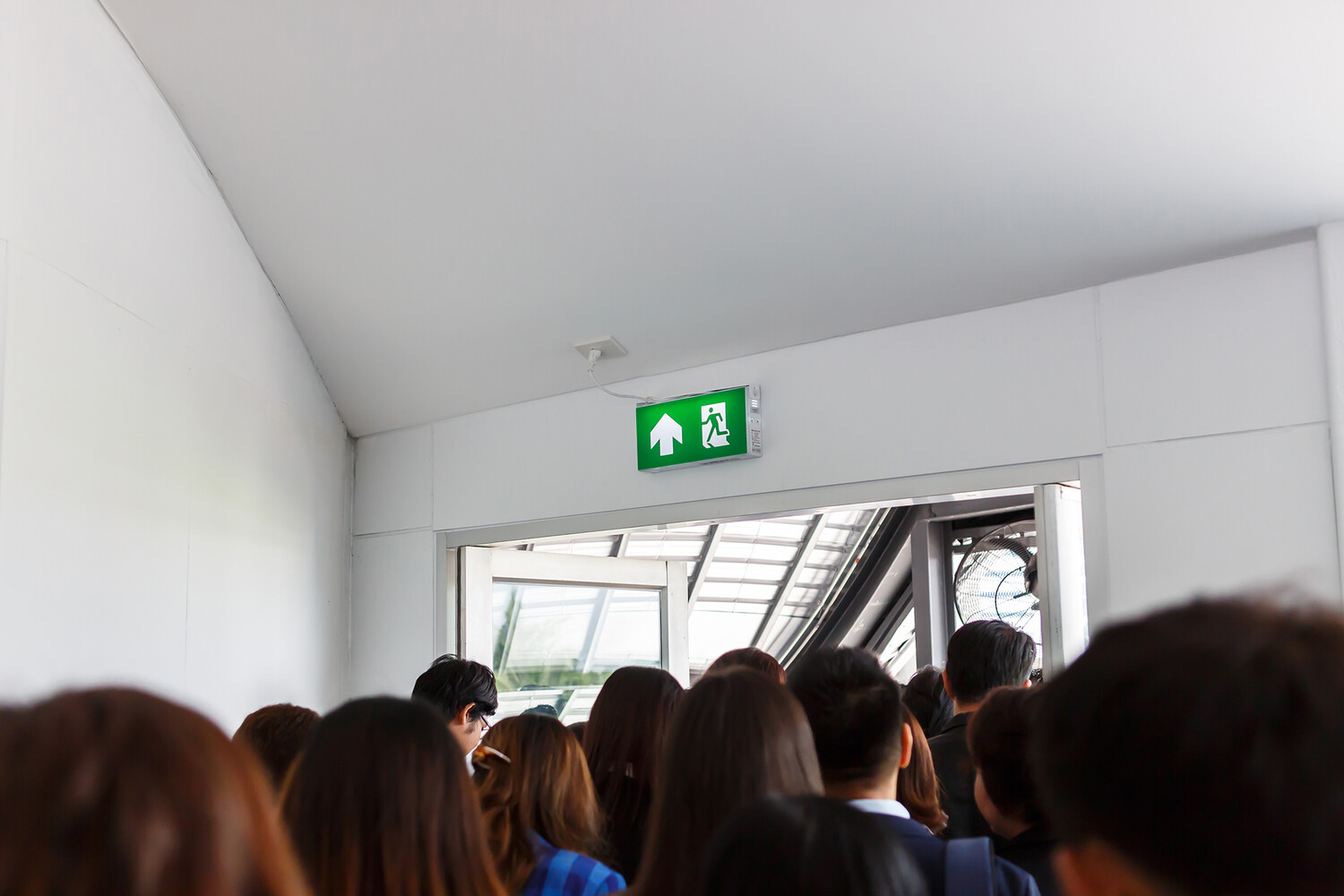 «112»: в Москве эвакуируют здание после отравления мужчины неизвестным веществом