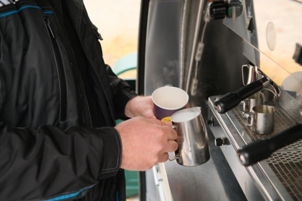 Пассажира оштрафовали за повреждение кофемашины в аэропорту Волгограда