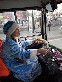 В Самаре на маршруты вышли троллейбусы со Снегурочками за рулем