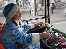 В Самаре на маршруты вышли троллейбусы со Снегурочками за рулем