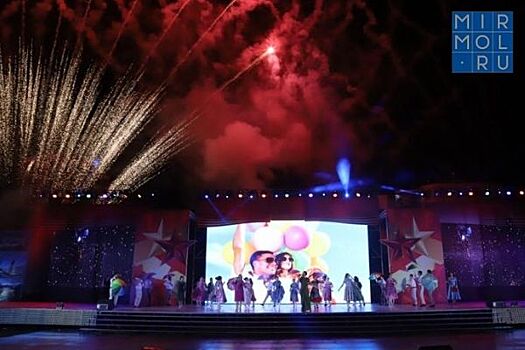 (ФОТОРЕПОРТАЖ) В Махачкале прошел торжественный концерт, посвященный Дню Конституции Дагестана и 75-летию Великой Победы