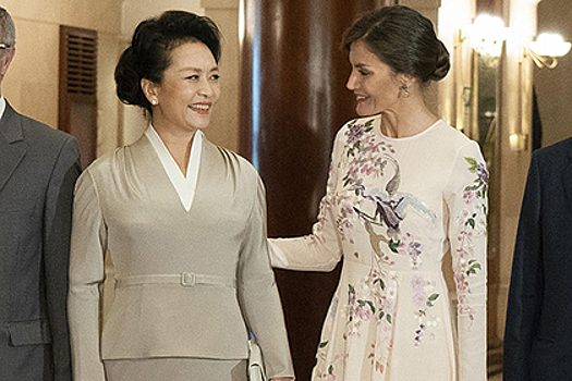 Королева надела дешевое платье на встречу с председателем КНР