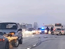 Автоледи потребовалась медпомощь после жёсткого ДТП в Новом Уренгое. ВИДЕО