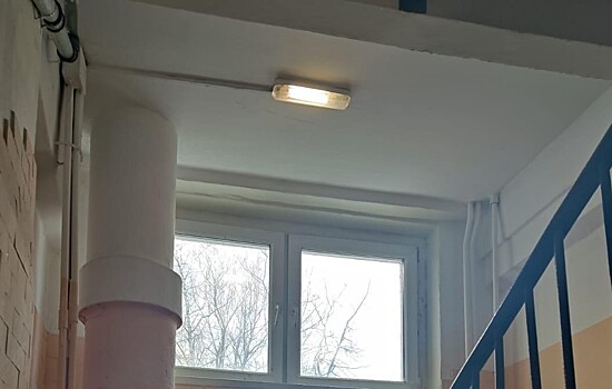 Электрики починили освещение в жилом доме в Ферганском проезде