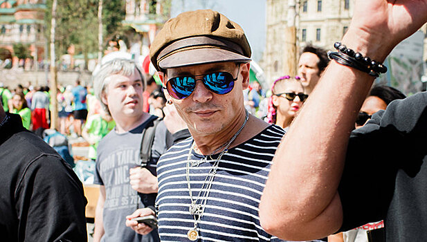 Марафон и любовь к Маяковскому: Депп гостит в Москве