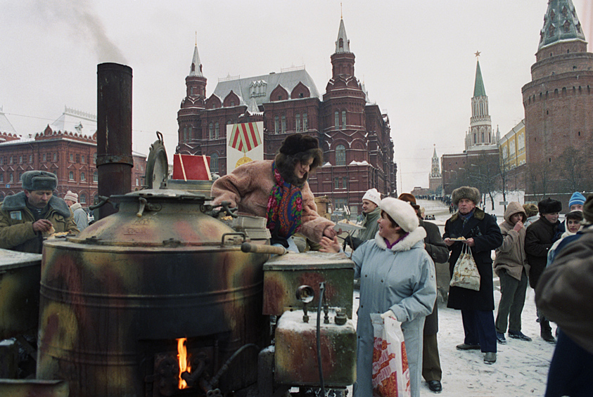  Горожане у полевой кухни, развернутой в честь празднования 50-летия начала победоносного наступления советских войск под Москвой, декабрь 1991 года