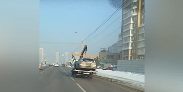 Эвакуатор прокатился по выделенной полосе на улице Шахтеров в Красноярске