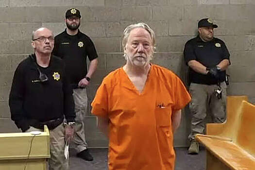 В США предъявлены четыре обвинения в сексуальном насилии над детьми актеру Басфилду